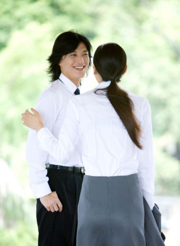 Yêu đồng nghiệp có nên không?