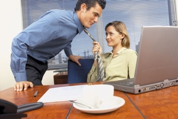 Đùa bạo nơi công sở