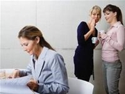 Muôn màu chuyện buôn “dưa lê” chốn công sở